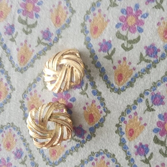 Gold  tone vintage earrings - Picture 3 of 4